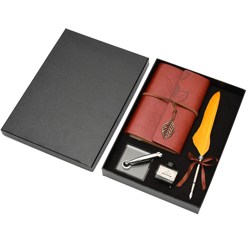 Idea regalo con blocco note, penna e inchiostro