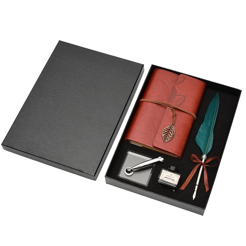 Idea regalo con blocco note, penna e inchiostro