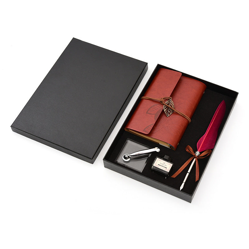 Idea regalo con blocco note, penna e inchiostro