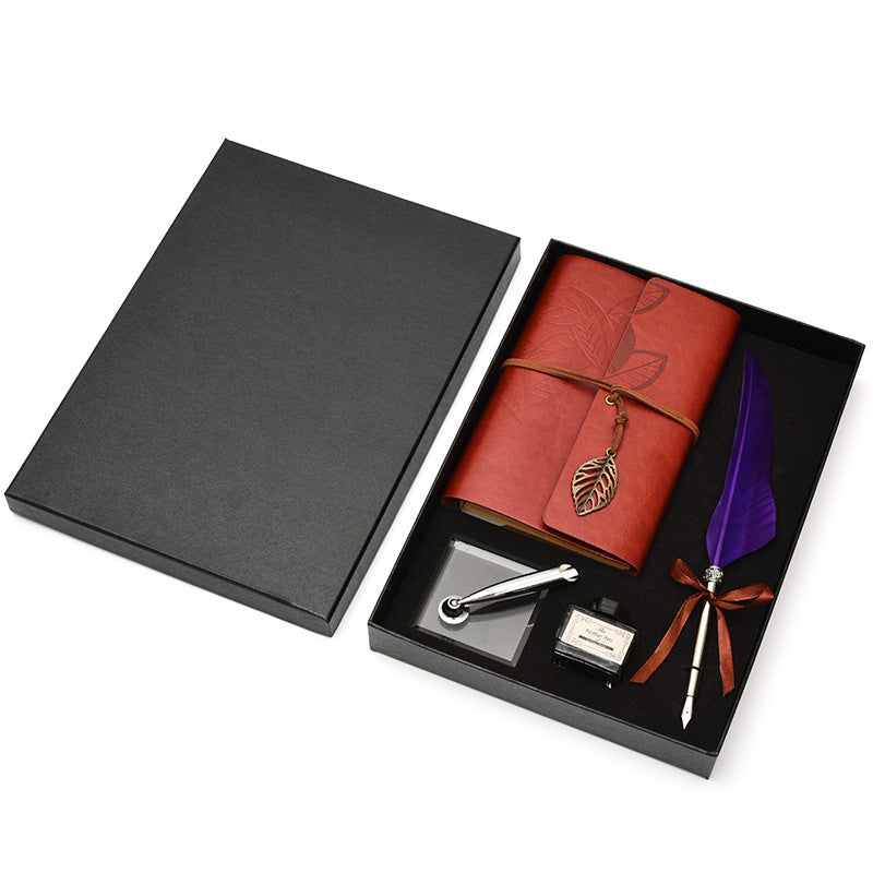 Idea regalo con blocco note, penna e inchiostro