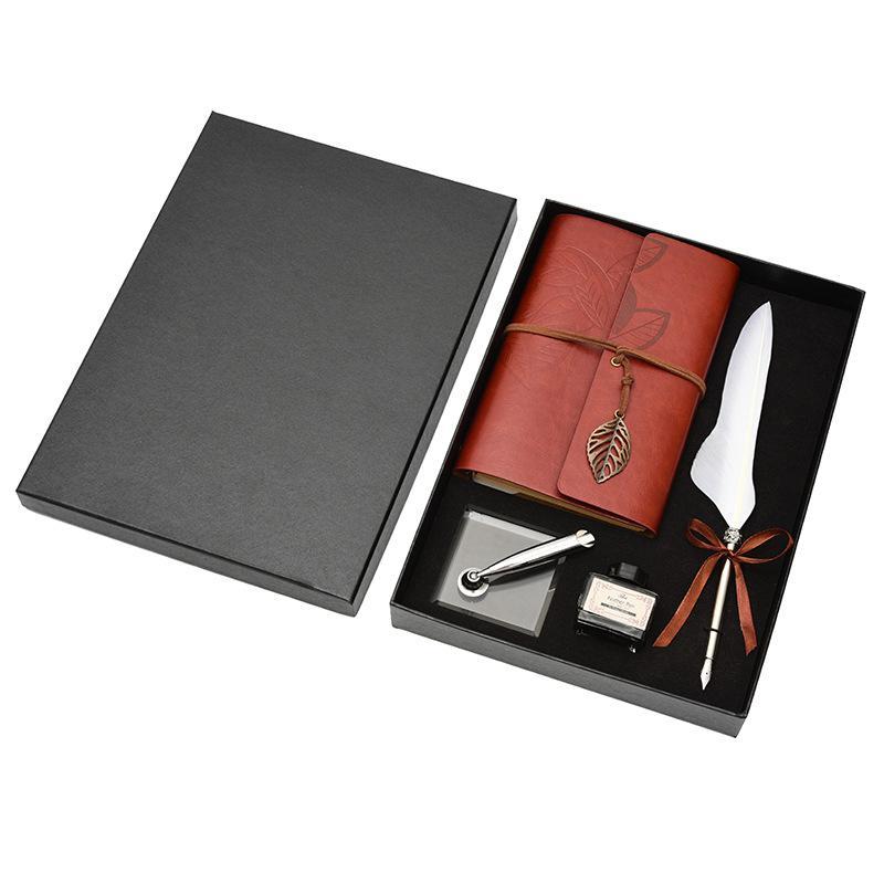 Idea regalo con blocco note, penna e inchiostro