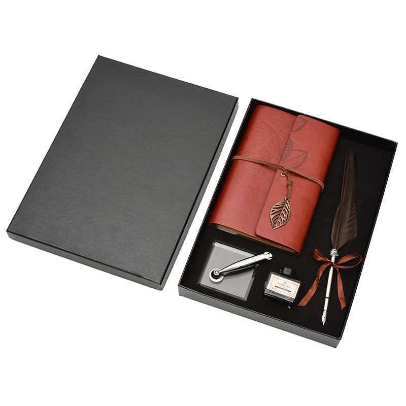 Idea regalo con blocco note, penna e inchiostro