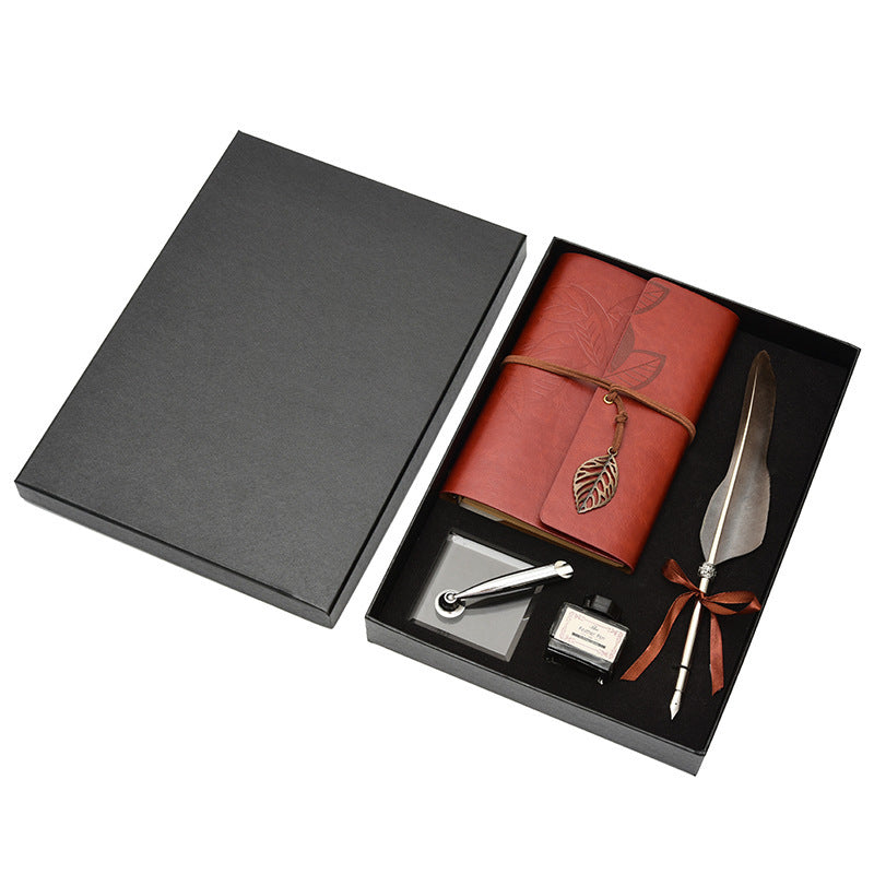 Idea regalo con blocco note, penna e inchiostro