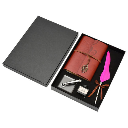 Idea regalo con blocco note, penna e inchiostro