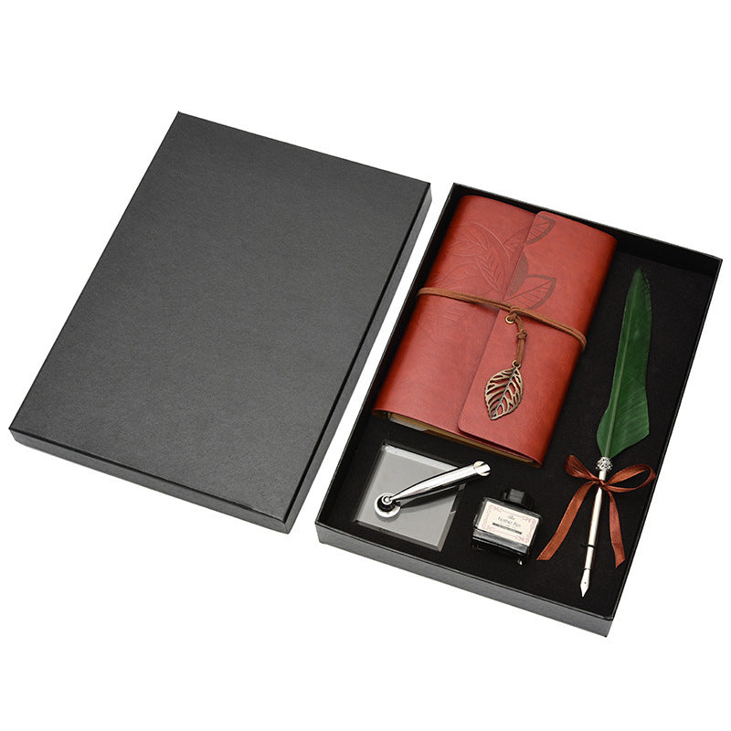 Idea regalo con blocco note, penna e inchiostro