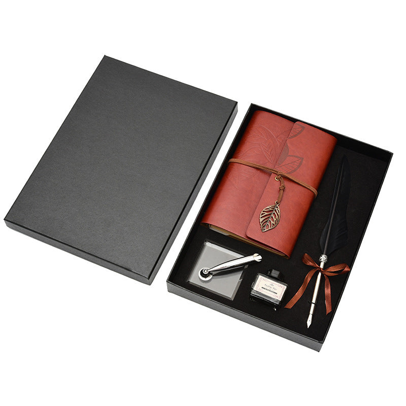 Idea regalo con blocco note, penna e inchiostro